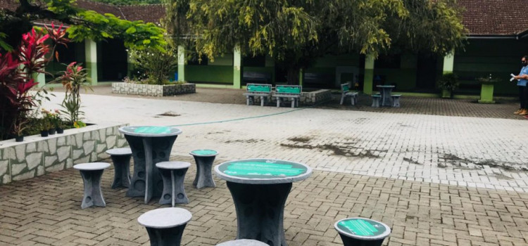 Escolas recebem mobiliários de resíduos recicláveis