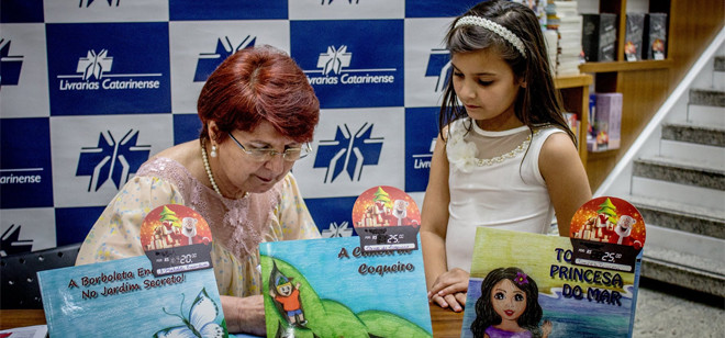 Lorena Zago lança obra em três idiomas nesta quarta em Blumenau