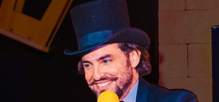 Maurício Dollenz traz mistura de mágica e comédia