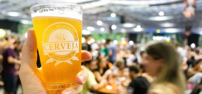 Festival da Cerveja agita Blumenau com shows e gastronomia