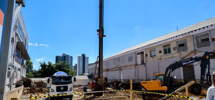 Jorginho Mello vistoria avanço das obras da nova torre no Hospital Santo Antônio
