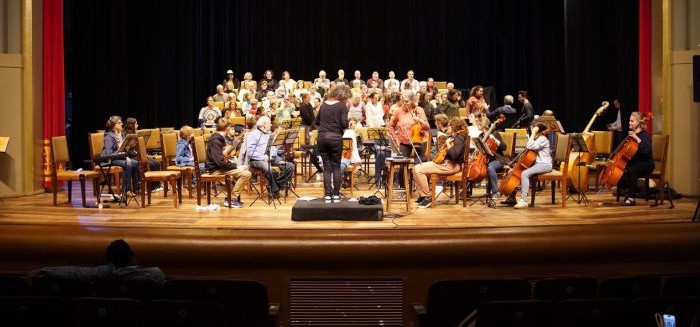 Teatro Carlos Gomes recebe concerto gratuito com foco em memórias afetivas