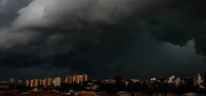 Temporal com granizo e vento forte atinge SC e acende alerta em Blumenau