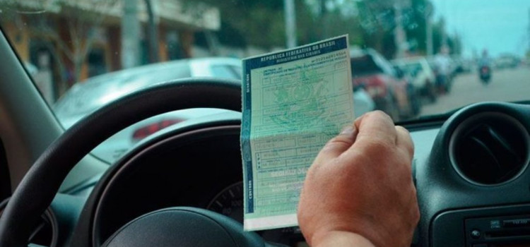 Alerta: golpe do IPVA com 50% de desconto mira motoristas