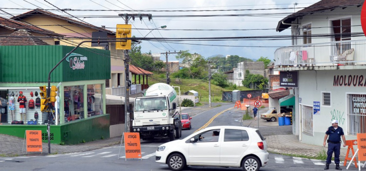 Trecho da 1º de Janeiro terá bloqueio em virtude das obras da BR-470