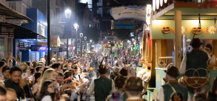 Oktober começa com desfile na Rua 15 e Vila Germânica lotada