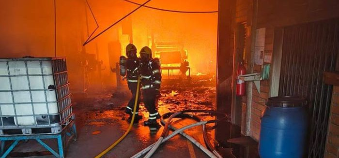 Incêndio atinge galpão da Cremer