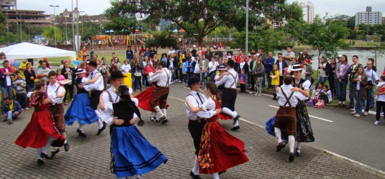 Grupo Folclórico Badenfurt se apresenta na Rota de Lazer