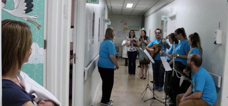 Professores de música alegram pacientes do Hospital Santo Antônio