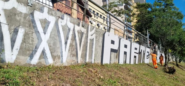 Mureta da Beira-Rio em Blumenau passa por limpeza após pichação