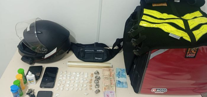 PM flagra suspeito com crack, cocaína e maconha em residencial