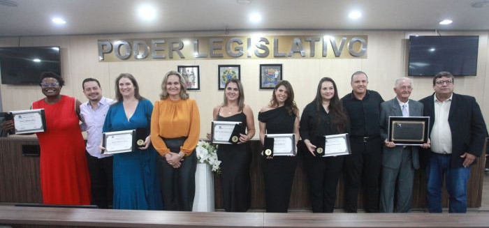 Câmara homenageia mulheres de destaque e ex-vereador em sessão