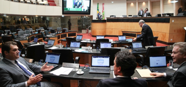 Enchentes e terrenos de marinha dominam sessão da Assembleia