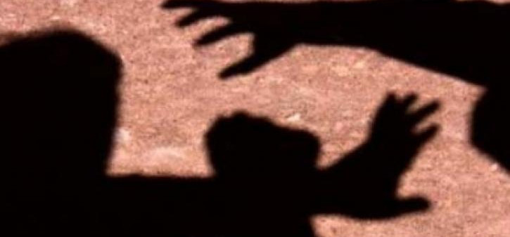 Homem agride o namorado com uma facada nas costas