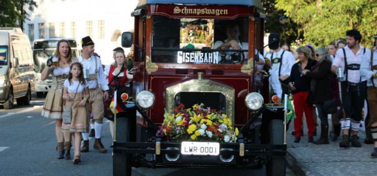 Fundação Cultural expõe carros alegóricos da Oktoberfest