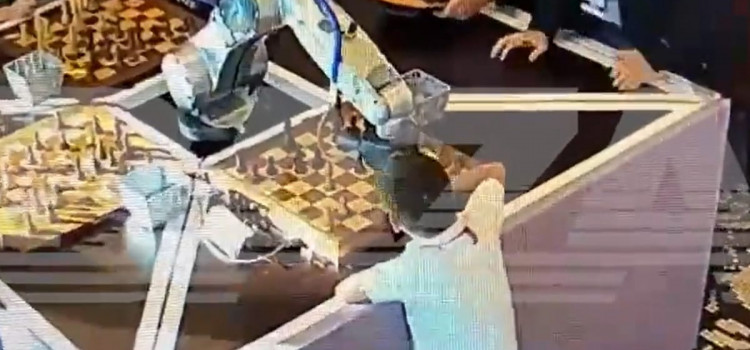 Robô de xadrez quebra o dedo de menino