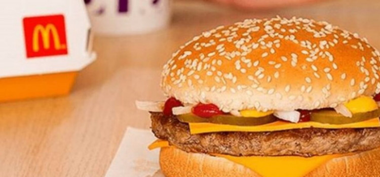 McDonald's patrocina clientes e dá sanduíches de graça