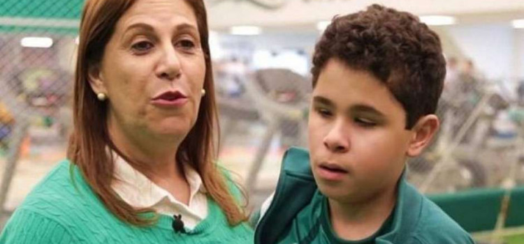 Fifa premia mãe que narra jogos a filho deficiente visual