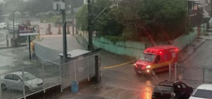 Motociclista morre atingido por fio de alta tensão