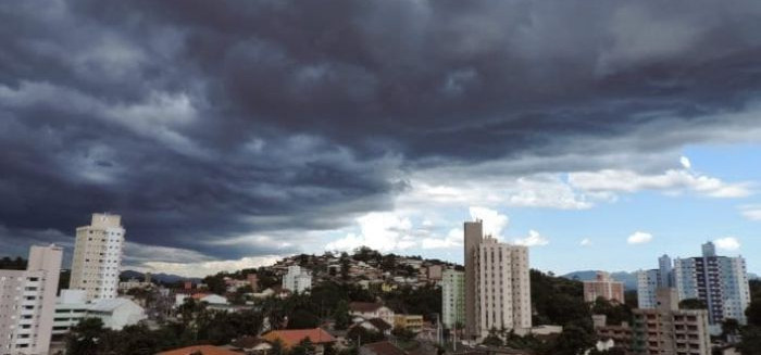 Temporal com granizo atinge Blumenau e surpreende moradores