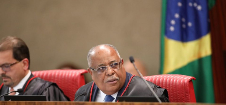 Relator vota para tornar Bolsonaro inelegível