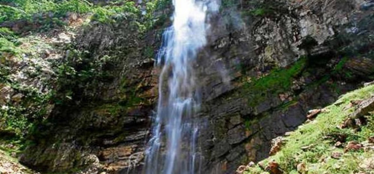 Maior cachoeira de Goiás é atrativo da Chapada dos Veadeiros