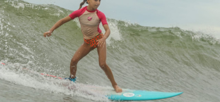 Alunos de surf de Itapema vão participar do “Surf Kids”