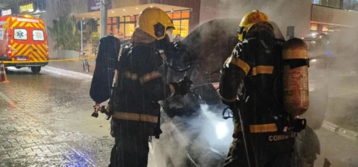 Carro pega fogo no centro de Gaspar e mobiliza bombeiros