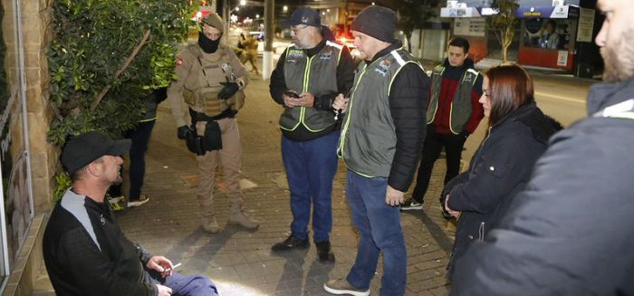 Frio ativa força-tarefa para acolher pessoas em situação de rua