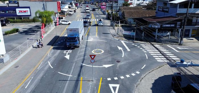 Trânsito na Velha Central ganha nova rotatória
