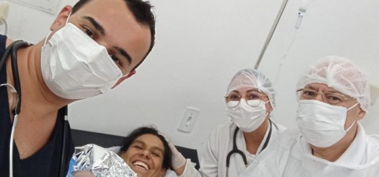 Bebê de Blumenau ganha nome de médico após parto em AGF