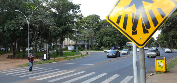 Adolescente é ferido em atropelamento na faixa de pedestres