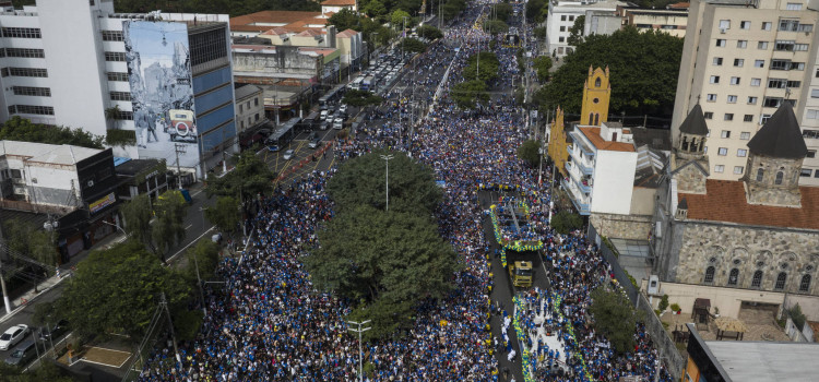 Fiéis lotam região central de SP na Marcha para Jesus