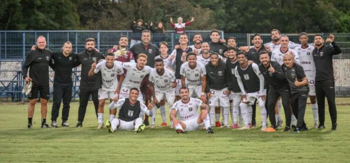 Blumenau vence fora de casa e garante vaga antecipada na Série D