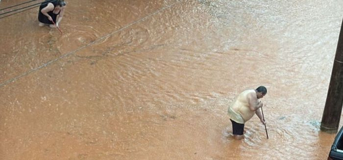 Chuva forte causa alagamentos e surpreende motoristas em Blumenau
