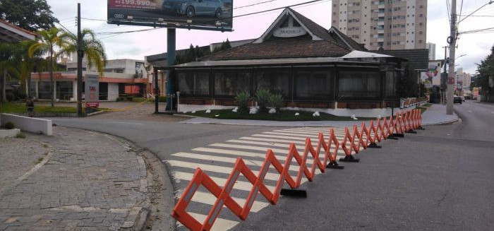 Prédio é demolido na Rua São Paulo para dar lugar a nova farmácia
