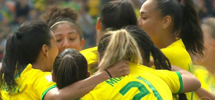 Vitória da seleção brasileira feminina na Copa do Mundo domina país