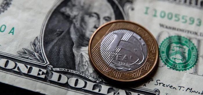 Dólar cai ao menor valor em 2 anos