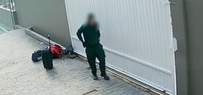 Vídeo mostra sujeito pulando muro e furtando residência