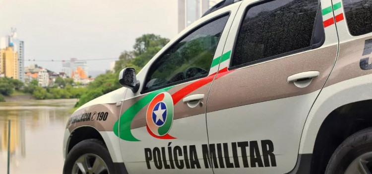 Bêbado atropela mulher e foge