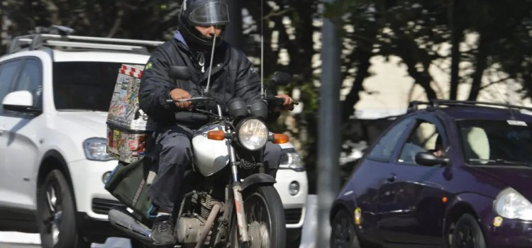 Tuca propõe que motoqueiros possam usar faixas para ônibus