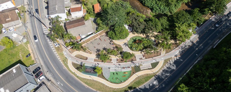 Prefeitura entrega nova praça na Velha