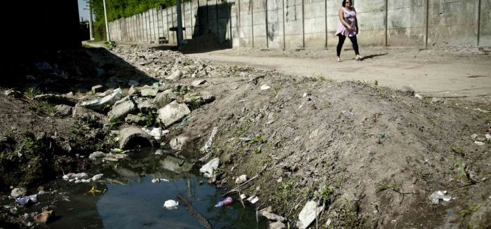 Moradores da Velha Central denunciam descaso com esgoto a céu aberto