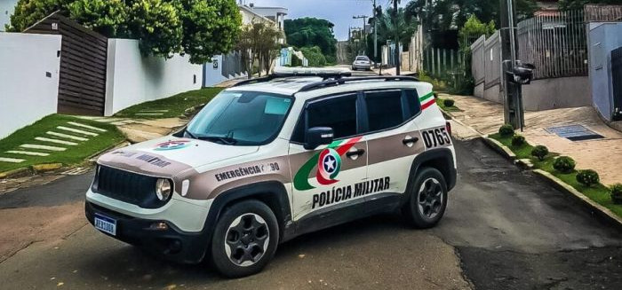 Perseguição termina com motociclista preso e viatura danificada