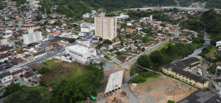 Nova ponte do Garcia cria alternativa de ligação na Região Sul