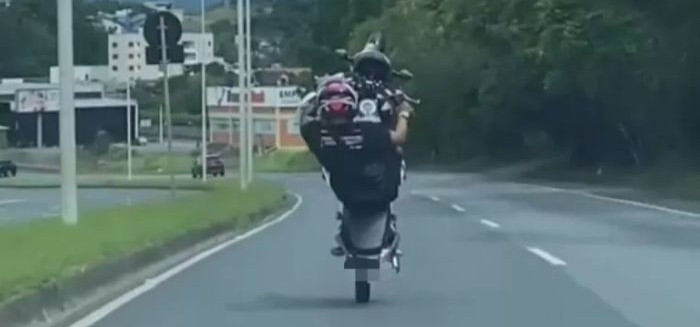 Idiota é flagrado dando grau na Via Expressa em Blumenau