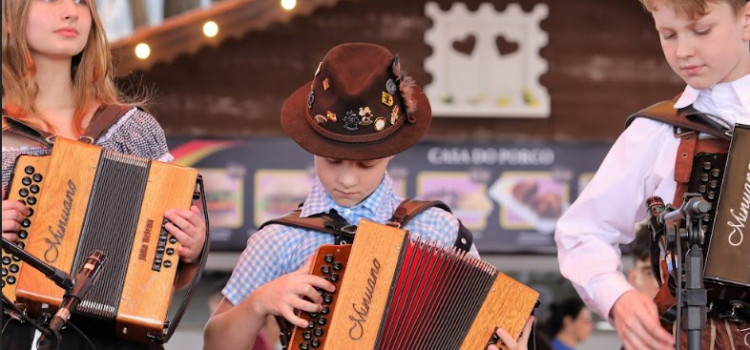 Apresentação da Fábrica de Gaiteiros anima oktoberfesteiros