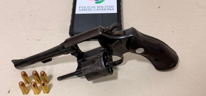 Homem é preso com revólver na Ponta Aguda após exibir arma