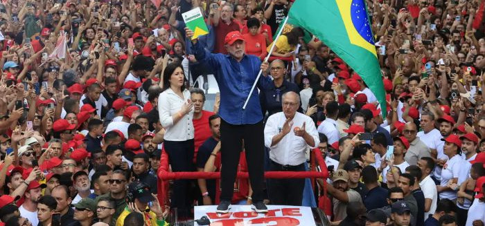 Lula é reeleito presidente no 2º turno em virada histórica