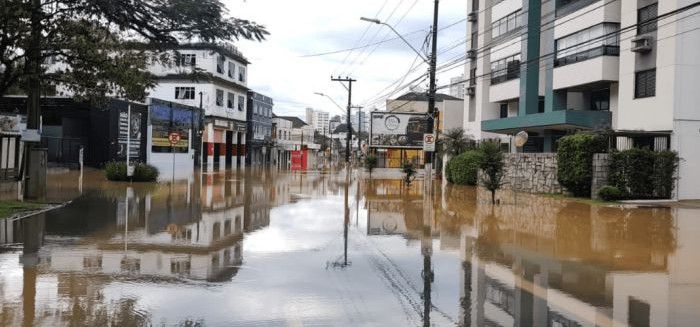 Chuva alaga a BR-470 e causa interrupções no trânsito de Blumenau